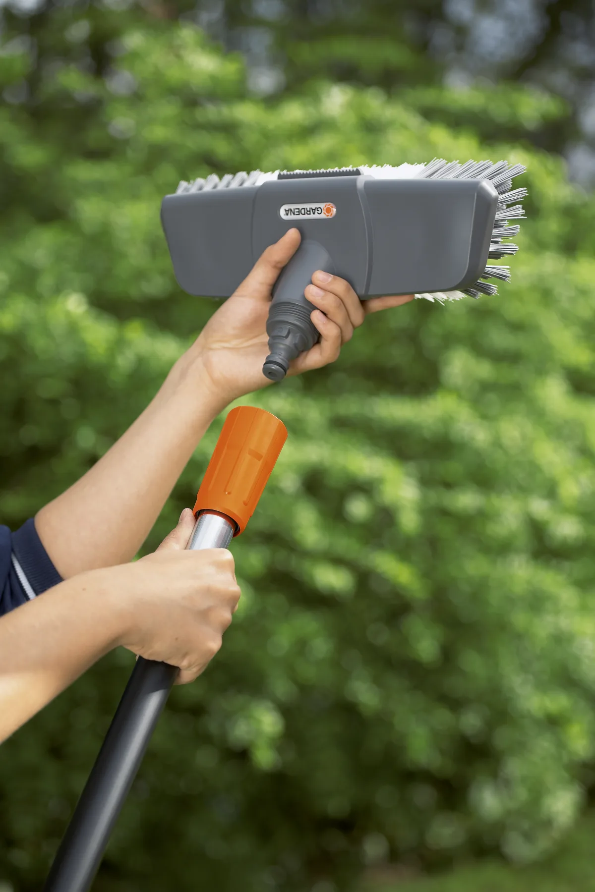 GARDENA čisticí kartáč na robustní povrchy Comfort, plochá stříkací tryska