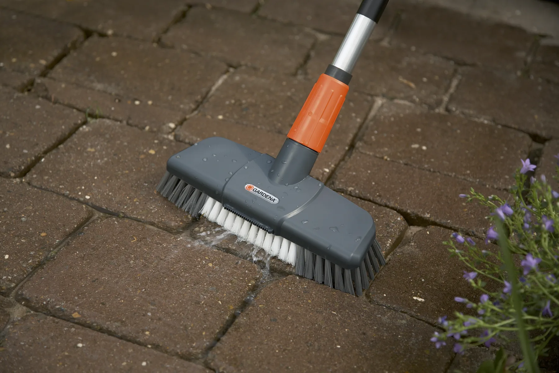 GARDENA čisticí kartáč na robustní povrchy Comfort, plochá stříkací tryska