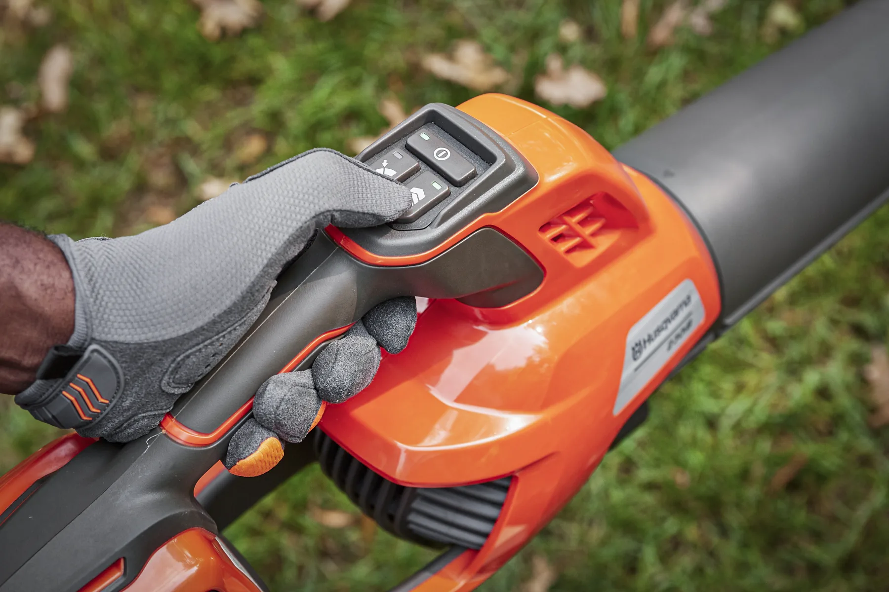 Husqvarna 230iB s akumulátorem a nabíječkou