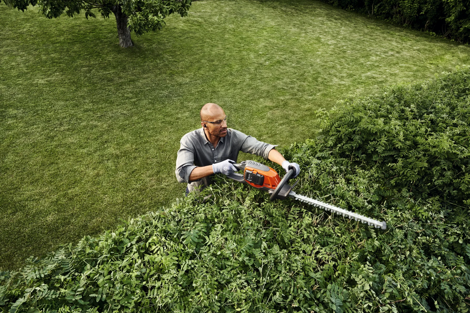 HUSQVARNA 215iHD45 s akumulátorem a nabíječkou