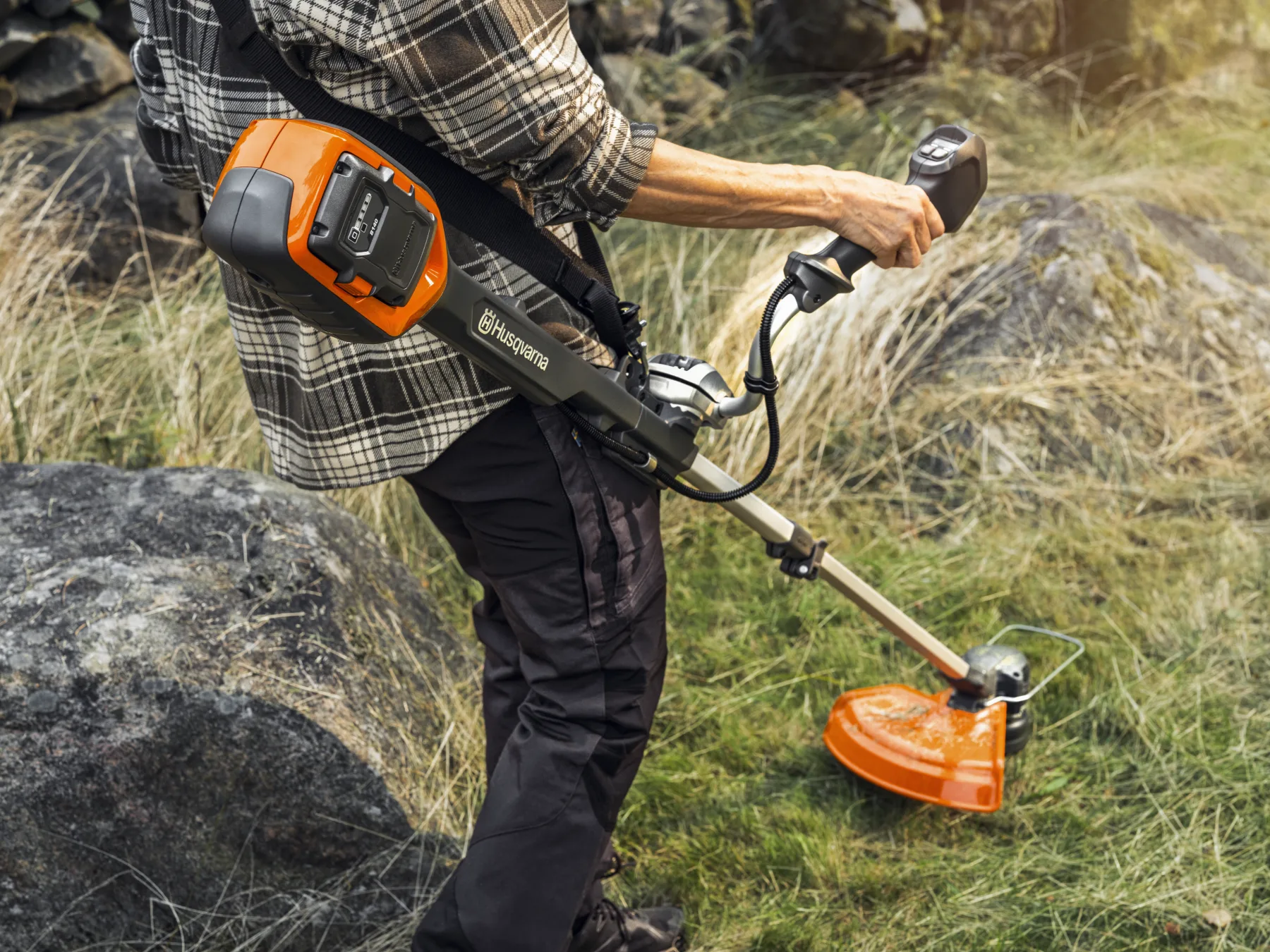HUSQVARNA 220iR s akumulátorem a nabíječkou