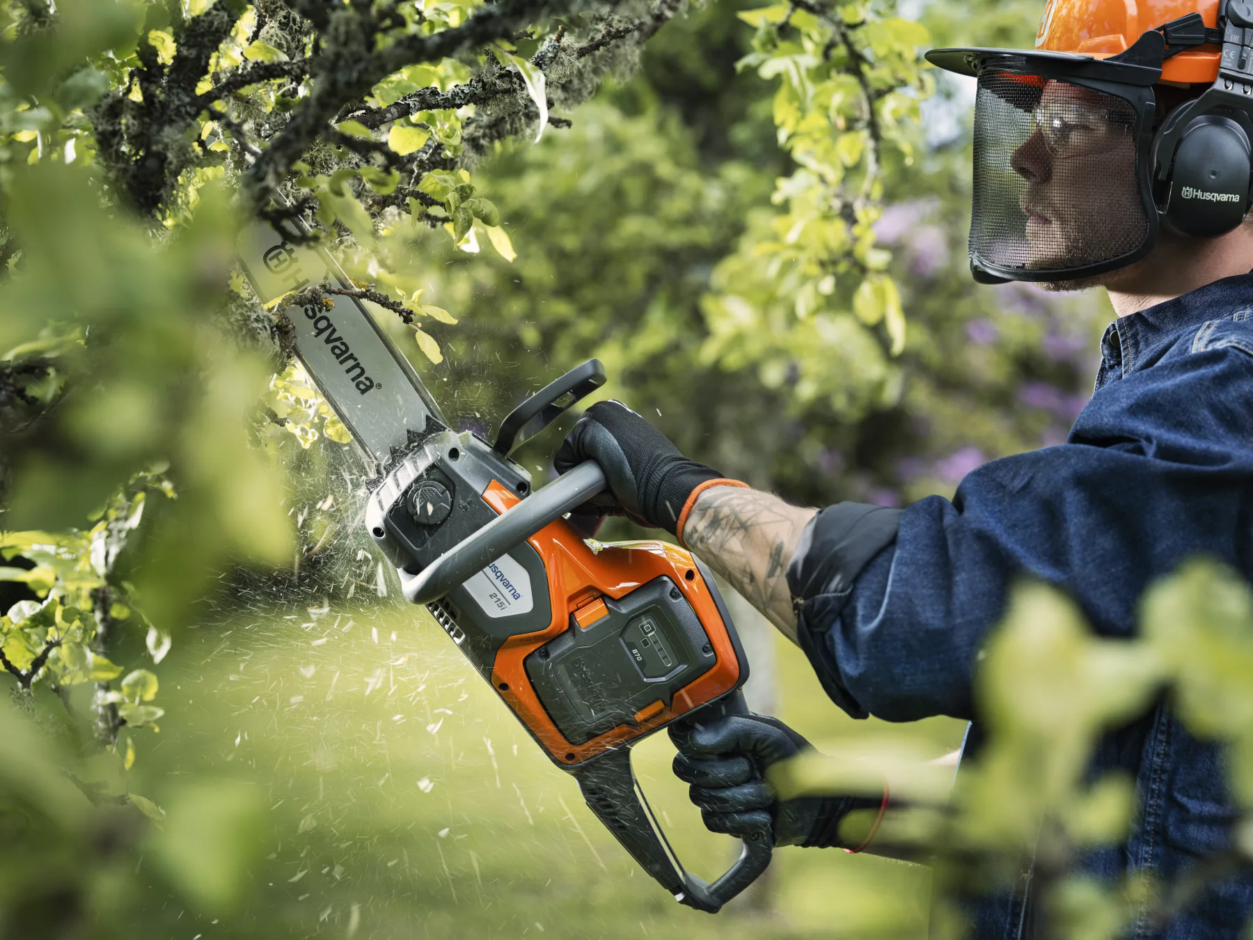 Husqvarna 215i s akumulátorem a nabíječkou