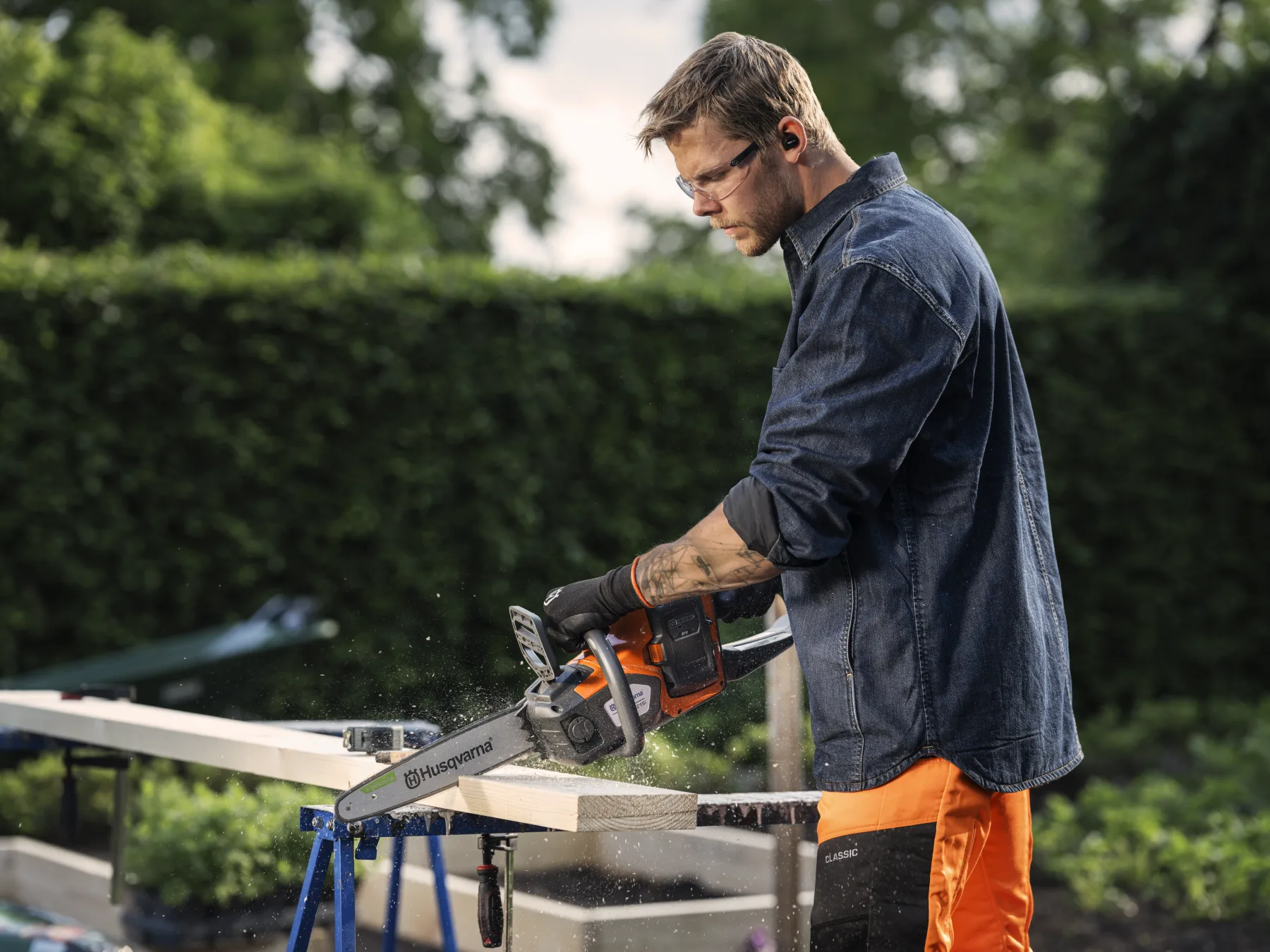 Husqvarna 215i s akumulátorem a nabíječkou